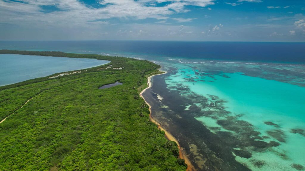 Paysage des lagunes de Sian Ka’an avec mangroves, ciel bleu et eau turquoise – Réserve naturelle protégée au sud de Tulum
